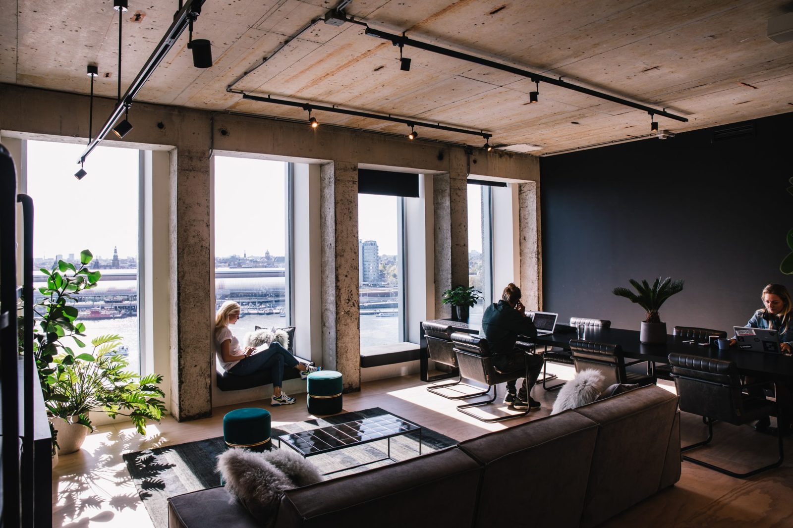 De werkplek van Booked by Zara in de A'DAM Toren, met uitzicht over het IJ