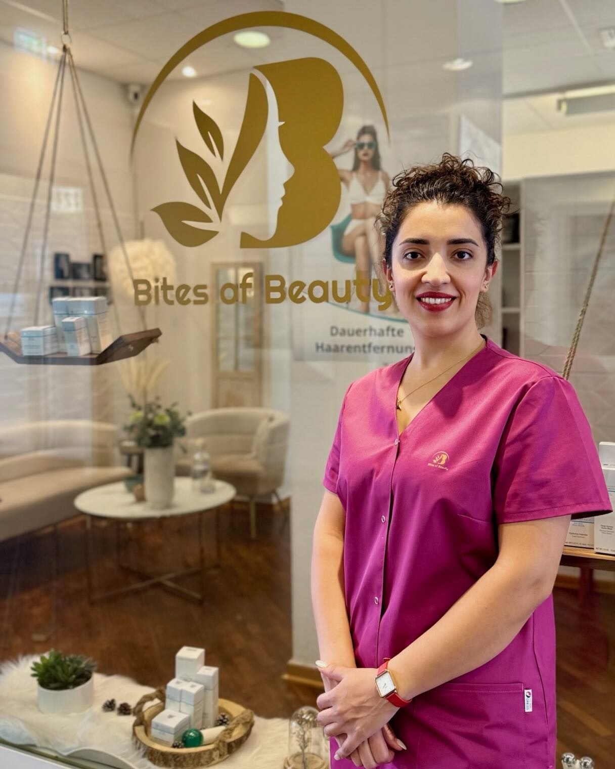Sahar, oprichter van Bites of Beauty, voor de pui van haar studio